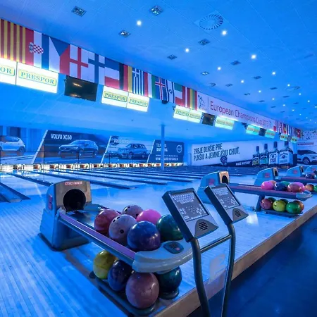 מלון Bnc - Restaurant - Bowling